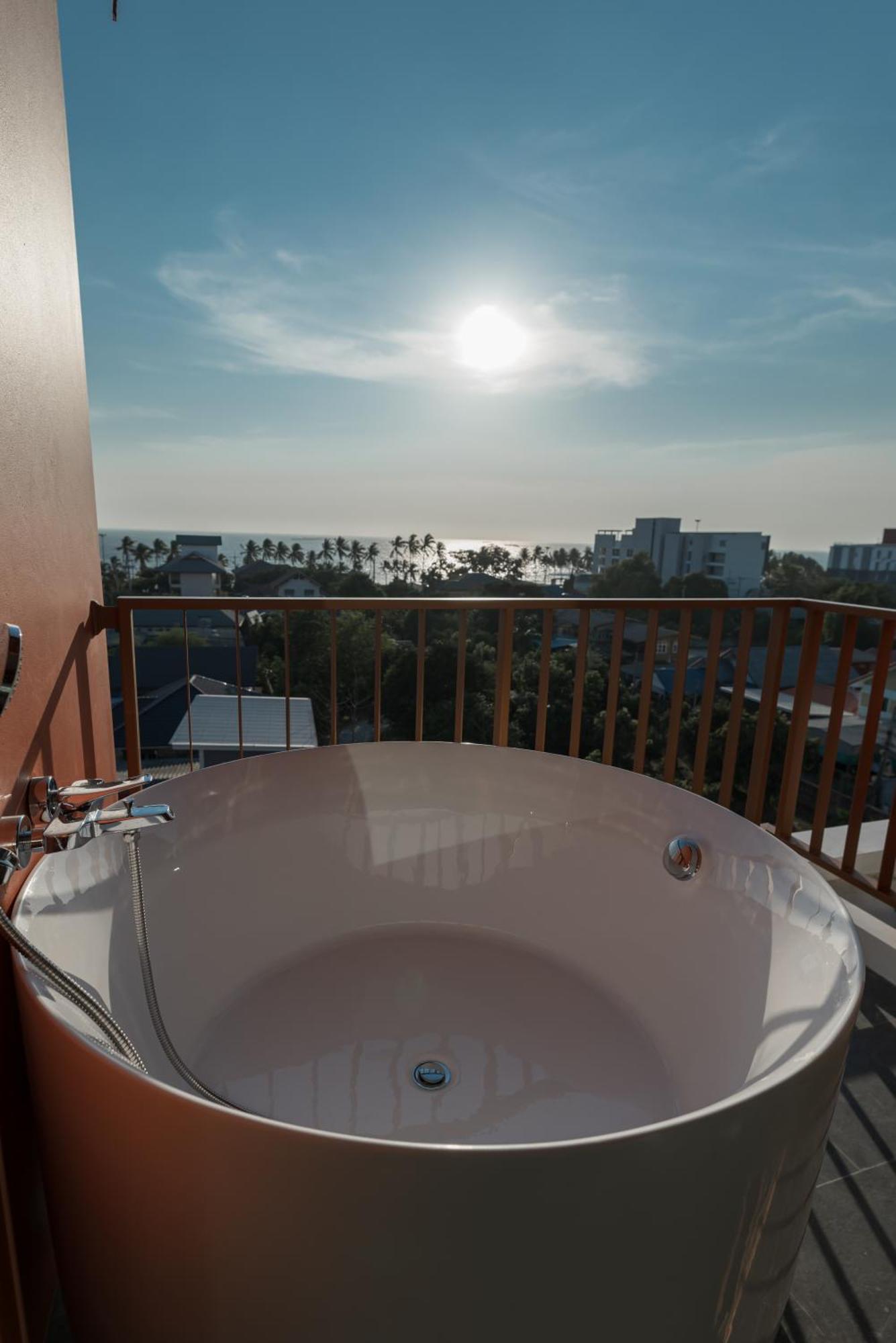 Blu Monkey Hub And Hotel Bangsaen Bilik gambar